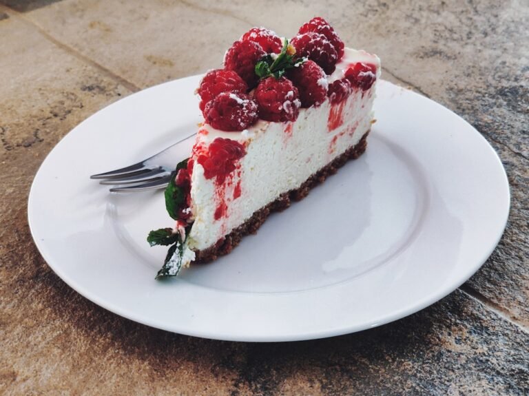 Creamy no-bake cheesecake with strawberries