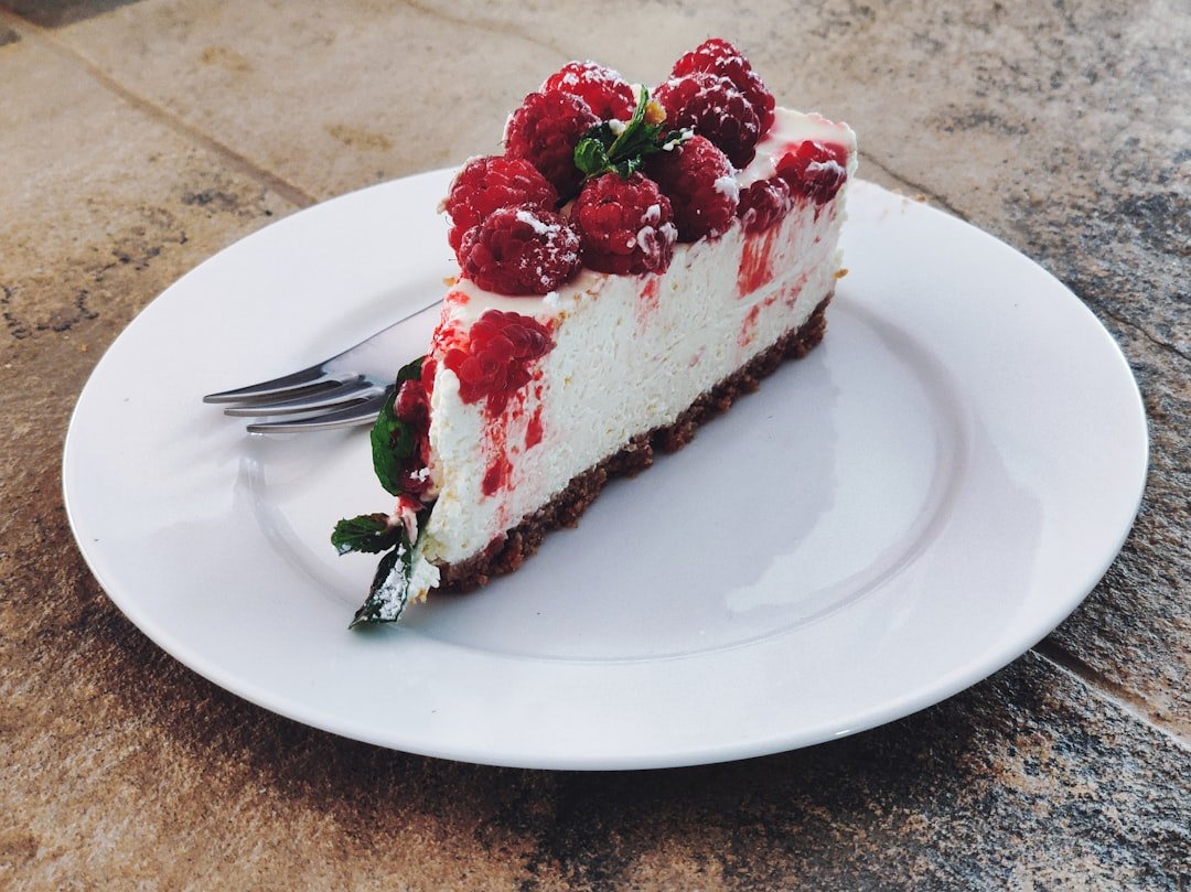 Creamy no-bake cheesecake with strawberries