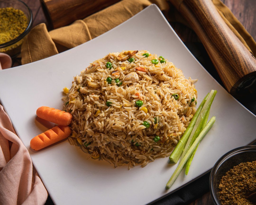 Easy vegetable fried rice with peas and carrots