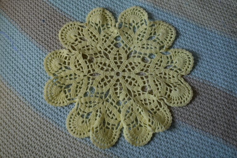 Round crochet motif for learning how to crochet in the round