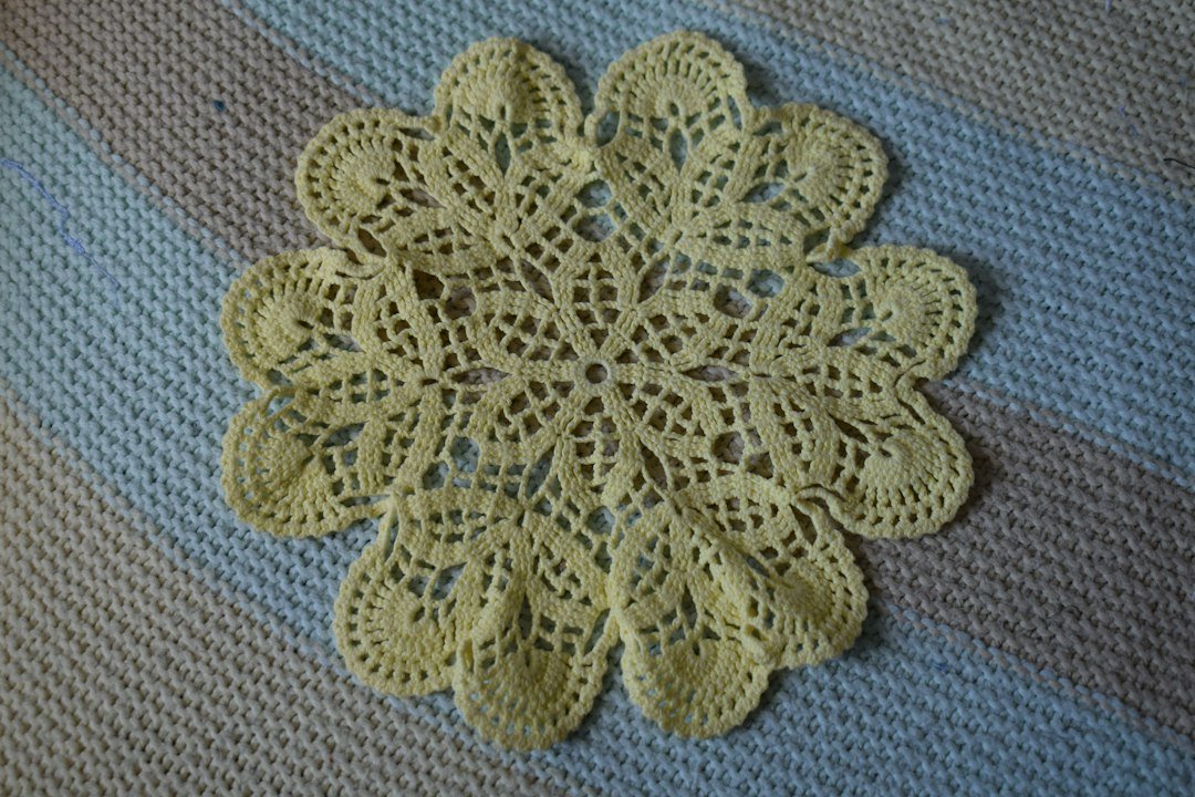 Round crochet motif for learning how to crochet in the round